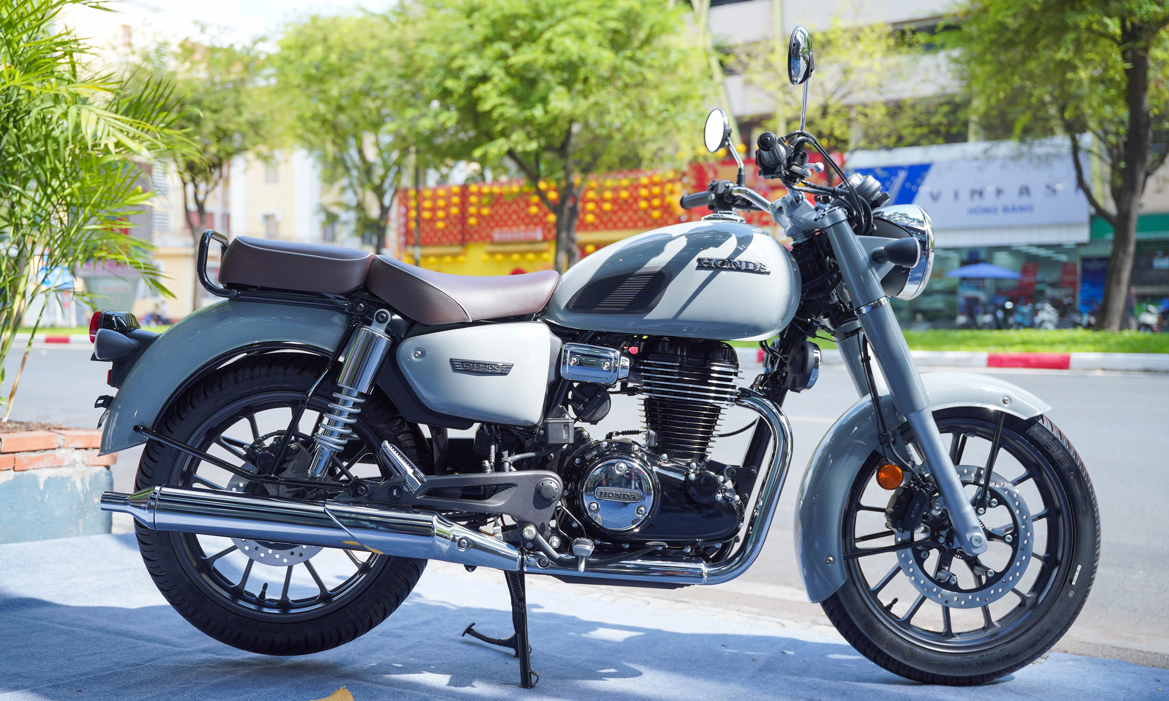 Honda CB350C giá 185 triệu: Có nên đổi xe máy xăng cũ lấy xe điện?